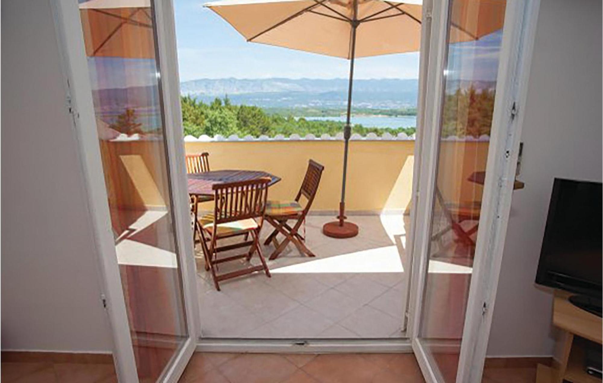 Gorgeous Apartment In Malinska With Kitchen ภายนอก รูปภาพ