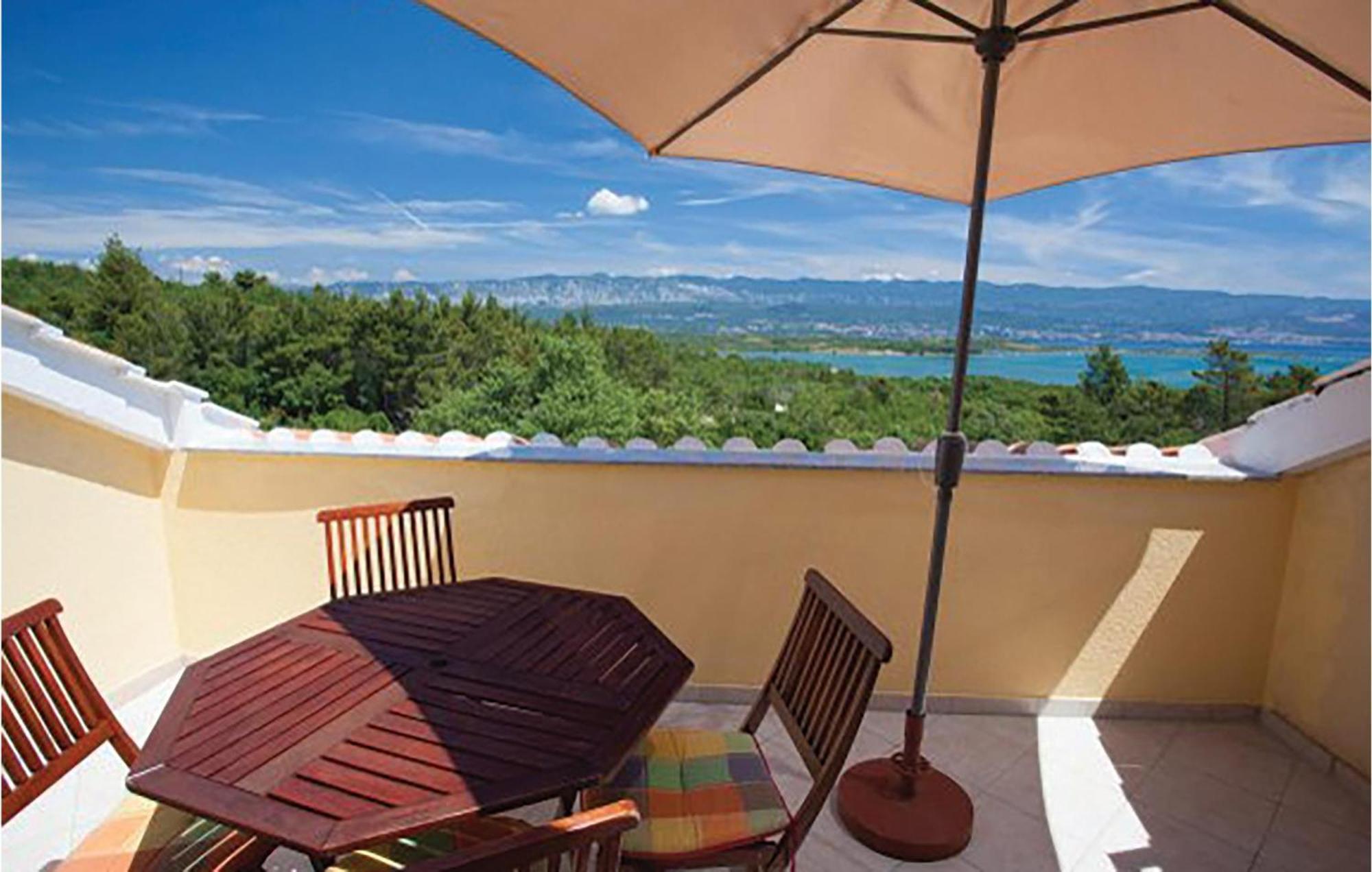Gorgeous Apartment In Malinska With Kitchen ภายนอก รูปภาพ