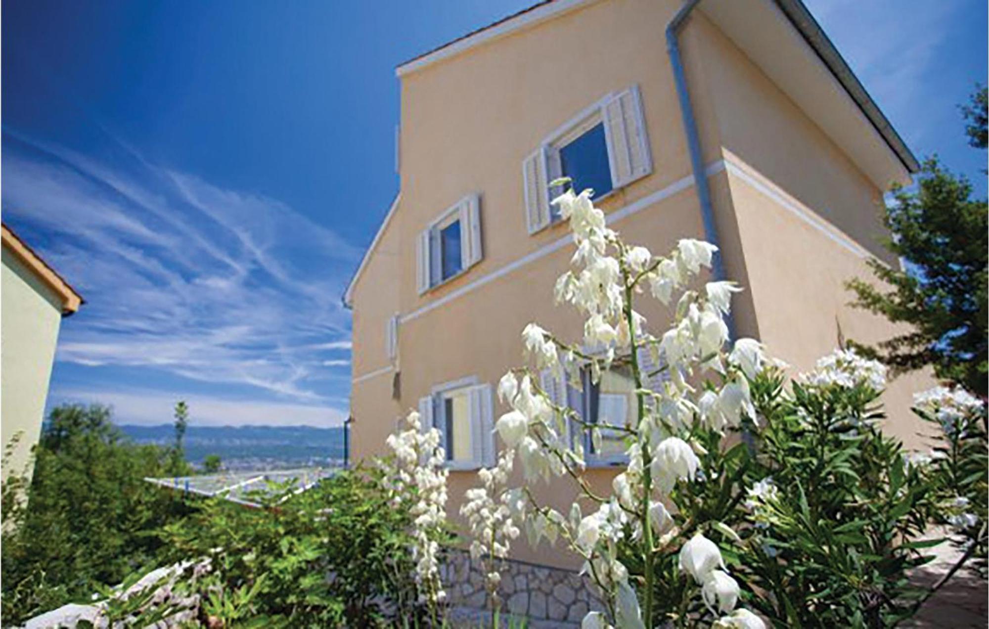 Gorgeous Apartment In Malinska With Kitchen ภายนอก รูปภาพ