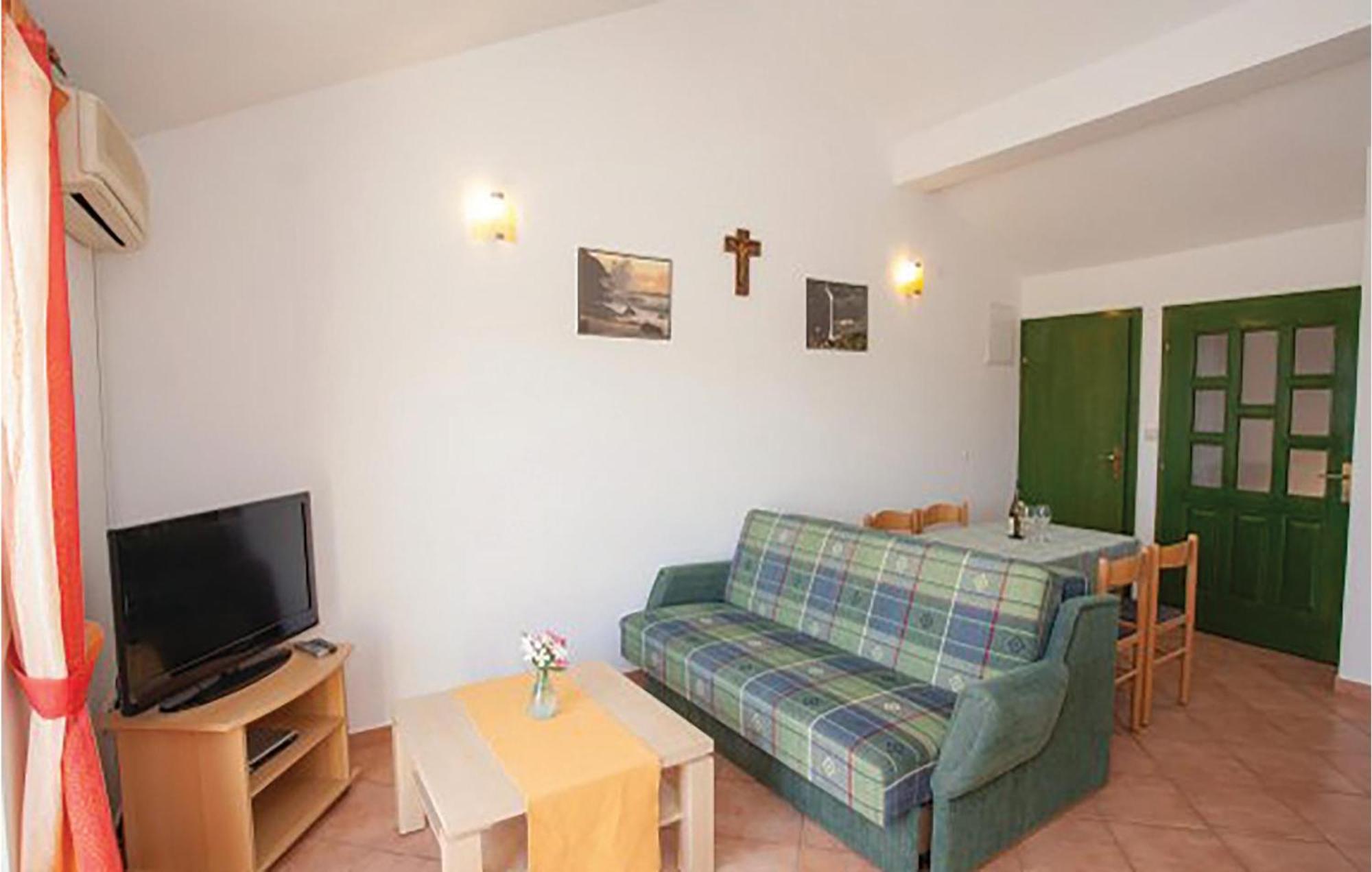 Gorgeous Apartment In Malinska With Kitchen ภายนอก รูปภาพ