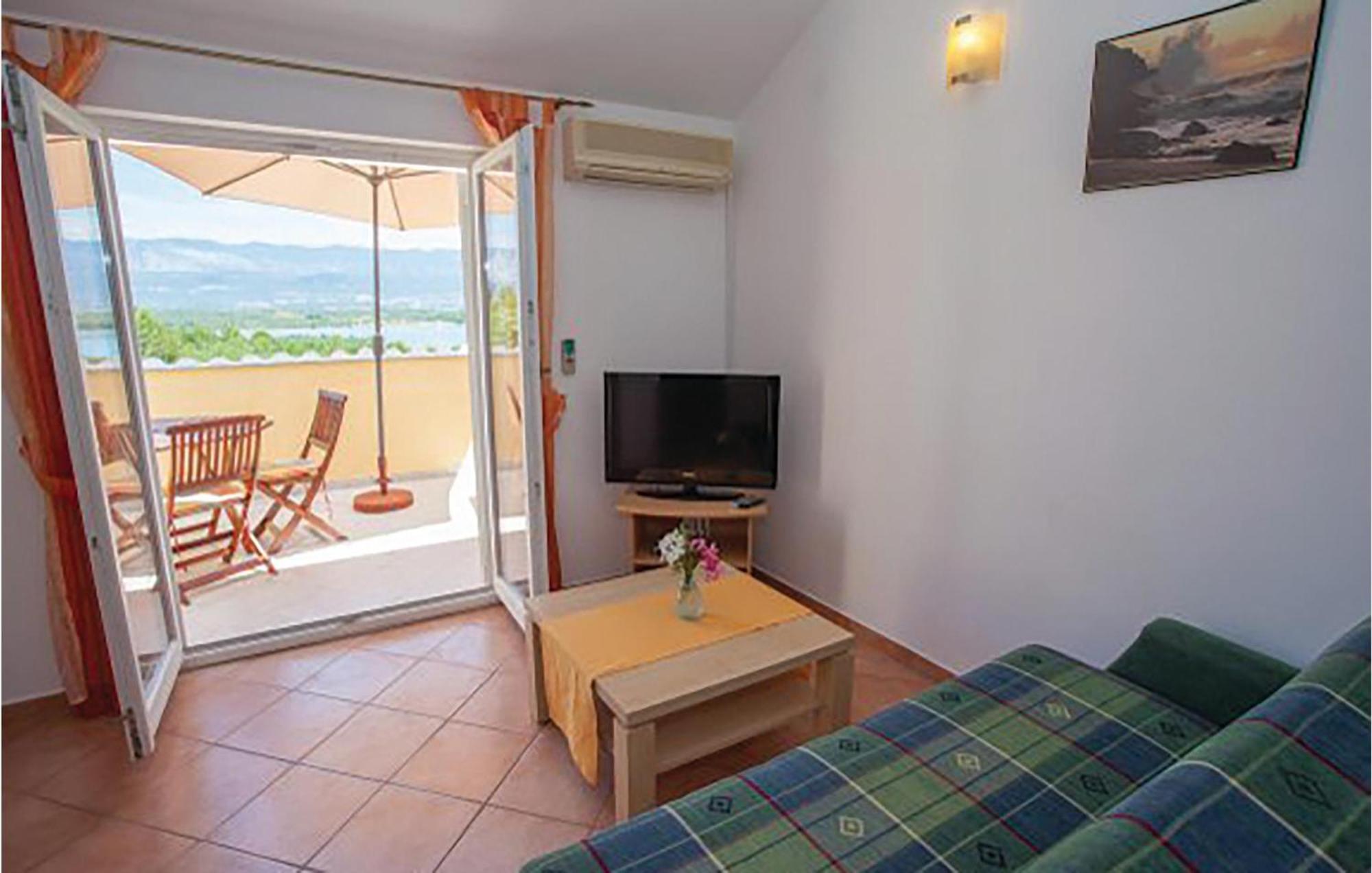 Gorgeous Apartment In Malinska With Kitchen ภายนอก รูปภาพ