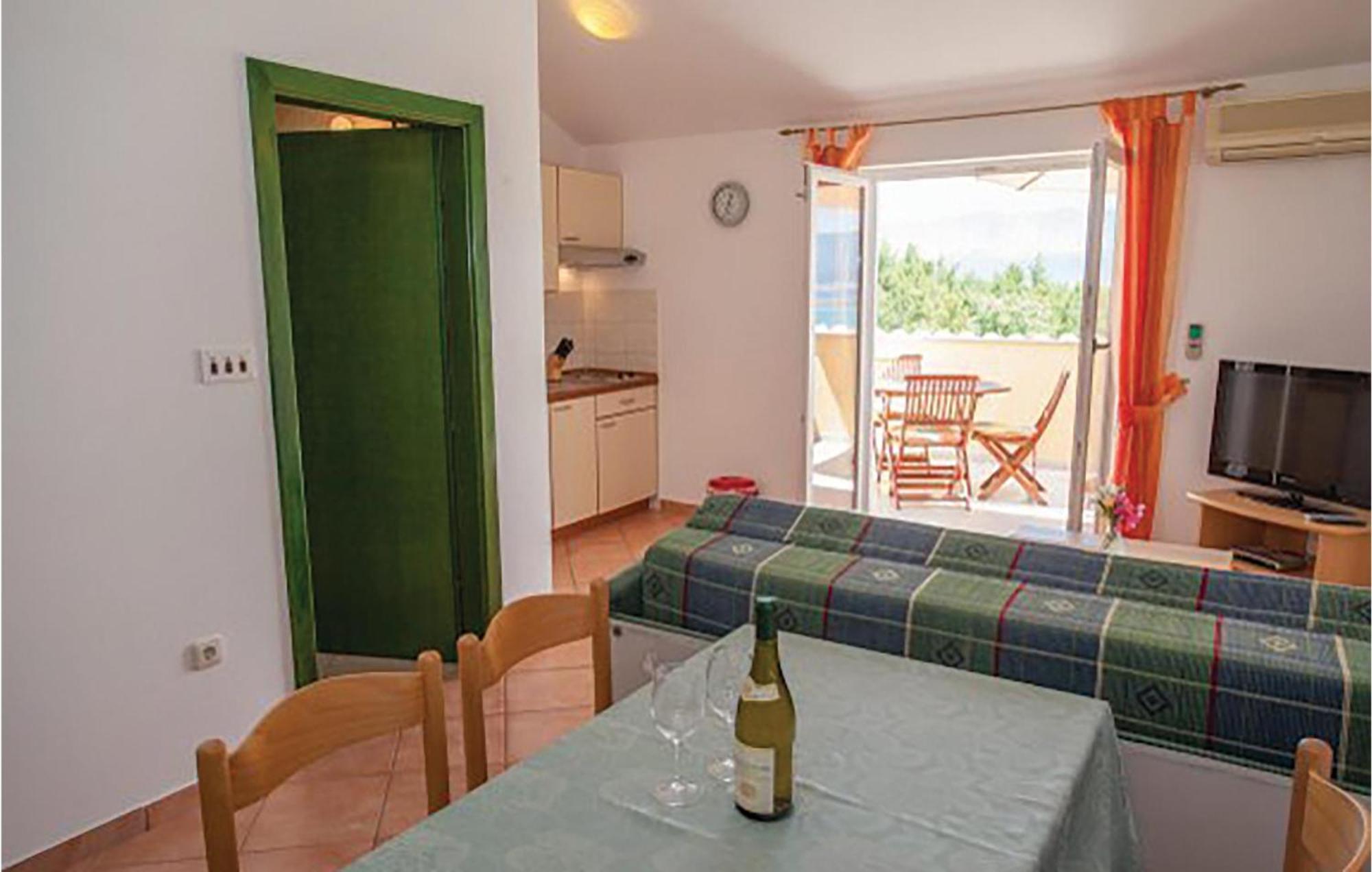 Gorgeous Apartment In Malinska With Kitchen ภายนอก รูปภาพ
