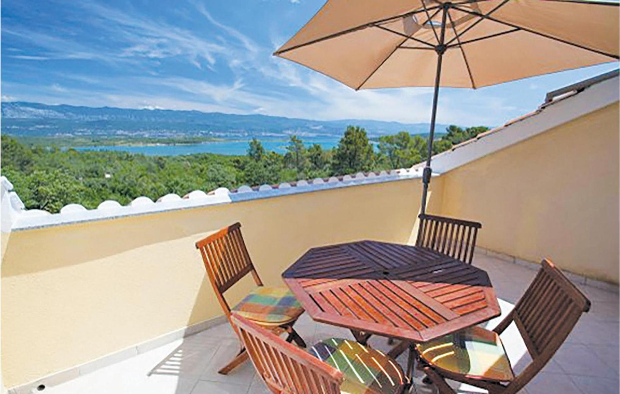 Gorgeous Apartment In Malinska With Kitchen ภายนอก รูปภาพ
